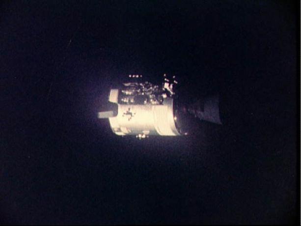 Bilder von Apollo 13 - Ansicht des beschädigten Apollo 13-Servicemoduls von den Mond- / Befehlsmodulen