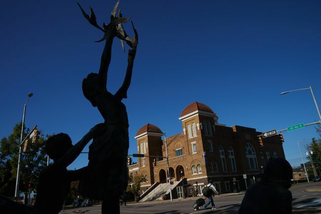 Ein Blick auf die " Four Spirits"-Statue und die 16th Street Baptist Church in Birmingham, Alabama.
