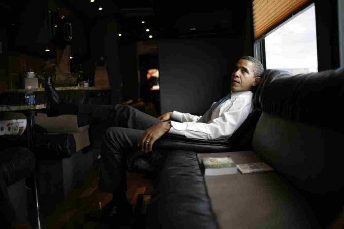 Barak Obama entspannt sich in seinem Kampagnenbus 2008