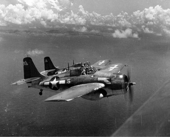 Zwei FM-2 Wildcat-Jäger im Flug über Wasser.