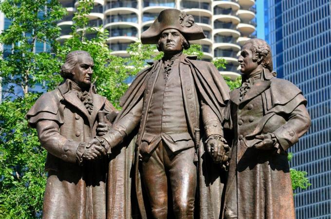 Die Statue von Robert Morris, George Washington und Haym Salomon ruht auf dem Wacker Drive in Chicago, Illinois, USA