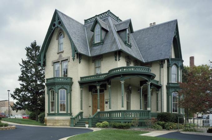 Das Lake-Peterson-Haus, 1873, ein gotisches Revival-Haus aus gelbem Backstein in Rockford, Illinois