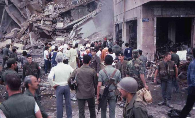 Eine Menge von Soldaten und Helfern steht inmitten der Zerstörung und des Schadens am Ort des Selbstmordanschlags auf die amerikanische Botschaft in Beirut, Libanon, am 18. April 1983.