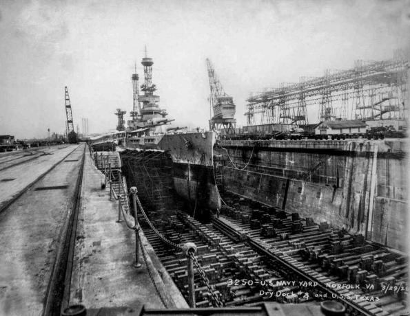 Schlachtschiff USS Texas (BB-35) im Trockendock, 1926.