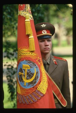 Sowjetischer Soldat mit sowjetischer Flagge