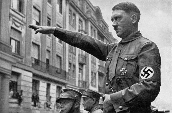 Adolf Hitler gibt deutschen Soldaten gelösten Nazi.