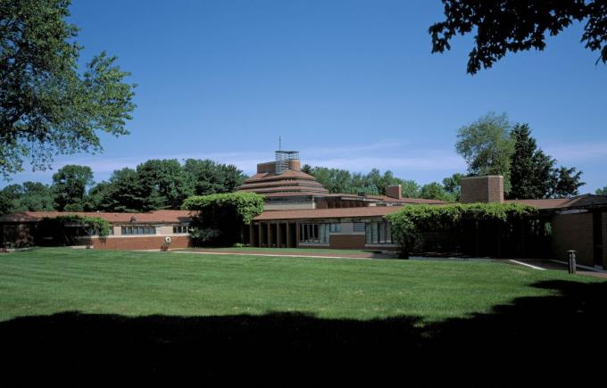 Wright's Wingspread, der Herbert F. Das Johnson House ist organisch bodenständig, aus Ziegeln gebaut und verfügt über einen zentralen Schornstein