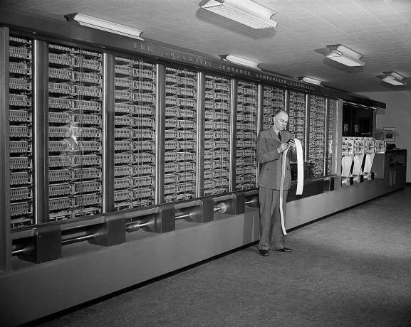 Mathematiker Howard Aiken mit seinem frühen Computer