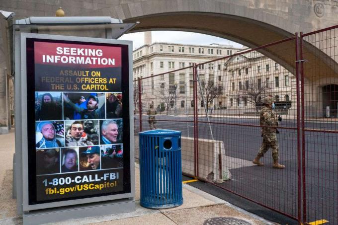 Ein Nationalgardist geht an einem Plakat vorbei und sucht nach Informationen über den Angriff des US-Kapitols am 19. Januar 2021.
