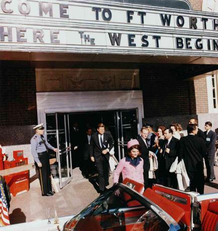 Präsident John F. Kennedy und First Lady Jacqueline Kennedy kommen aus einem Theater in Fort Worth, Texas