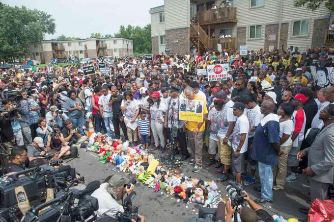 Menschen besuchen einen Gedenkgottesdienst zum Jahrestag von Michael Browns Tod am 9. August 2015 in Ferguson, Missouri.