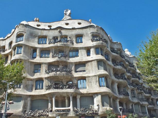 Kurviges Wohnhaus in Barcelona, ​​Spanien, die Casa Mila, von Antoni Gaudi