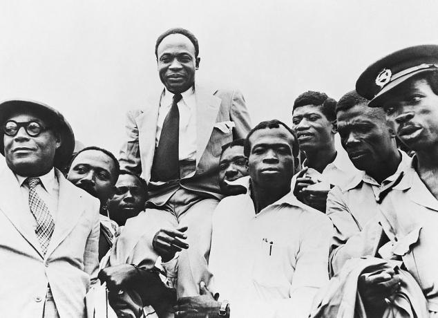 Schwarzweiss-Foto von Kwame Nkrumah, der bei Ghanas Unabhängigkeit auf den Schultern der Männer getragen wird.