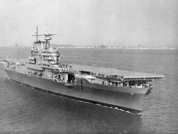 Flugzeugträger USS Hornet (CV-8) in der Chesapeake Bay unterwegs.