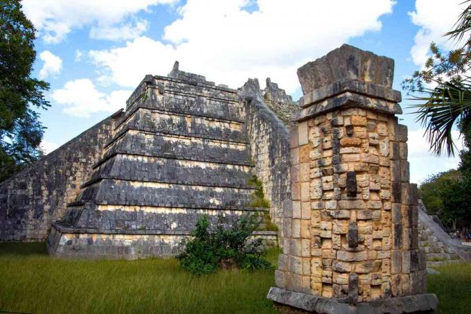 Das Grab des Hohenpriesters, eine Pyramide und ein Denkmal am Maya-Standort von Chichén Itzá, Yucatan, Mexiko