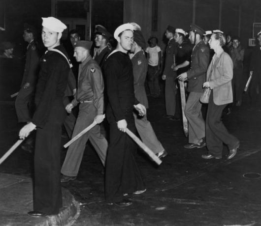 Mit Stöcken bewaffnete Banden amerikanischer Matrosen und Marines während der Zoot Suit Riots, Los Angeles, Kalifornien, Juni 1943.