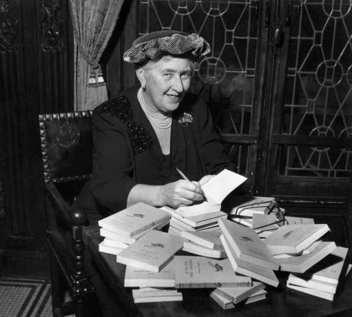 Agatha Christie signiert einen Stapel Bücher
