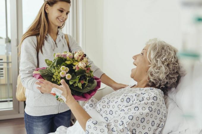 Enkelin besucht Großmutter im Krankenhaus und bringt Blumenstrauß