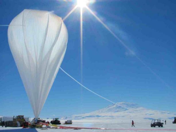 Kosmische Strahlung kann durch Ballonflüge erfasst werden.