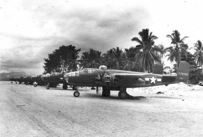 B-25-Bomber stellten sich auf einer Landebahn im Südpazifik auf.