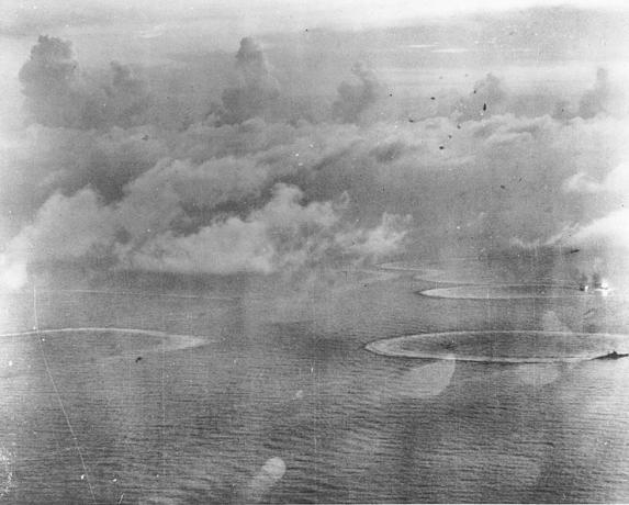 Luftbild japanischer Träger, die von amerikanischen Flugzeugen angegriffen werden.