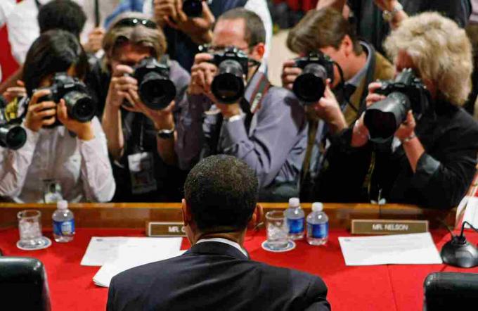 Das Foto von Fotografen umgab Senator Barack Obama bei der Anhörung im Senat.