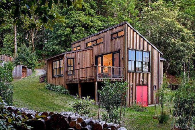 Vertikale Außenverkleidung auf dem Mendocino County Cottage von Architektin Cathy Schwabe, AIA