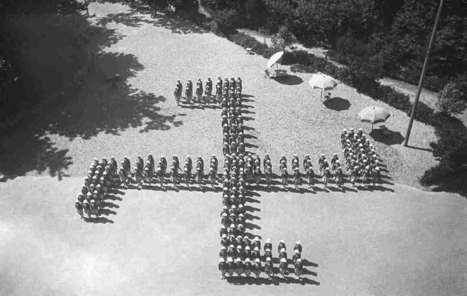 Italienisches Mädchen-Sommerlager, das ein Nazi-Hakenkreuz bildet, 8. August 1942, Genua, Italien.