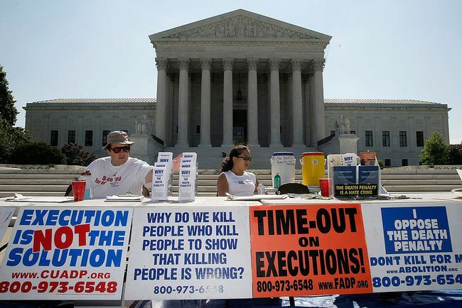 Aktivisten beteiligen sich an einer Mahnwache gegen die Todesstrafe vor dem Obersten Gerichtshof der USA am 1. Juli 2008 in Washington, DC.