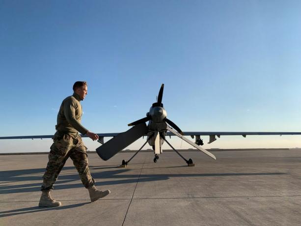 Ein Mitglied der US-Streitkräfte läuft an einer Drohne im Luftwaffenstützpunkt Ain al-Asad vorbei